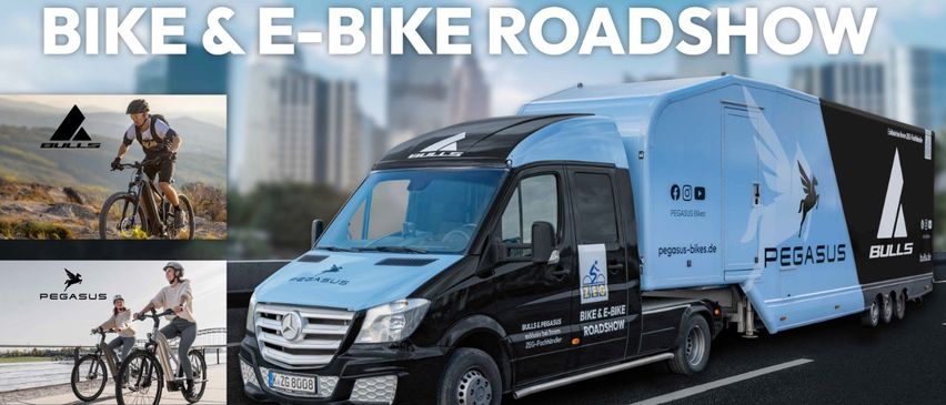 Werbung für Pegasus-Bikes- und E-Bike-Roadshow mit Stadtkulisse, schwarzem und blauem Truck, Radfahrern und Firmenlogo mit Slogan 'Denke Grün, fahre ein Fahrrad... rette die Natur'.