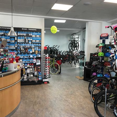 Bild enthält, Indoors, Shop, Helmet, Factory, Workshop, Market, Grocery Store, Supermarket, Lamp, Bicycle