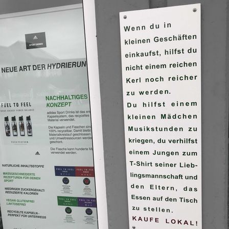 Bild enthält, Advertisement, Poster, Text, Business Card, Paper