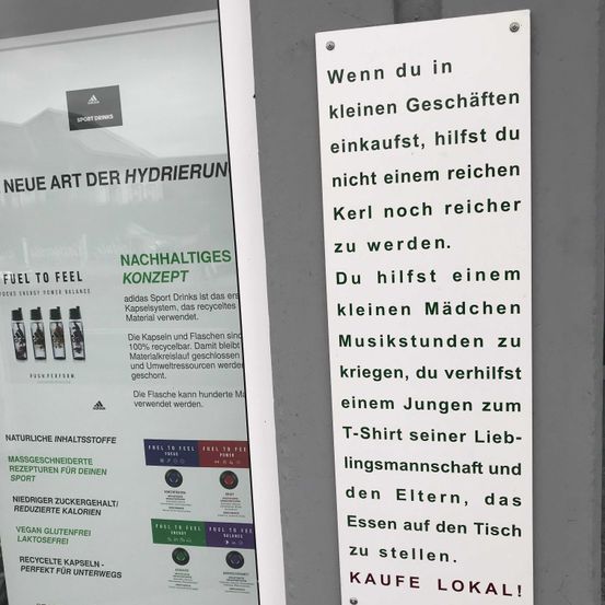 Bild enthält, Advertisement, Poster, Text, Business Card, Paper