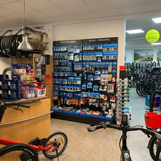 Bild enthält, Indoors, Shop, Glasses, Bicycle, Grocery Store, Market, Supermarket, Lamp, Wheel, Workshop