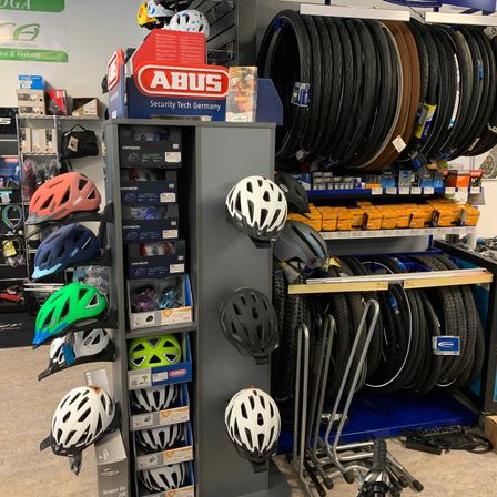 Bild enthält, Helmet, Factory, Indoors, Person, Manufacturing, Workshop