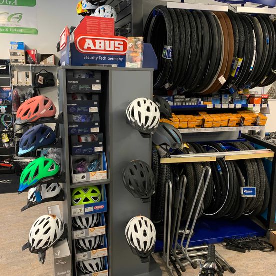 Bild enthält, Helmet, Factory, Indoors, Person, Manufacturing, Workshop