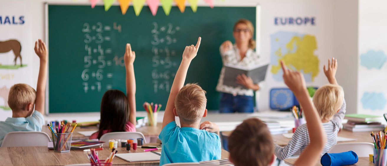 Bild enthält, Person, Student, Boy, Child, Male, Female, Girl, Face, Head, Blackboard