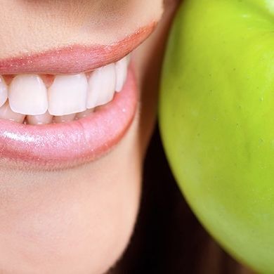 Bild enthält, Body Part, Mouth, Person, Teeth, Apple, Fruit, Plant, Produce, Face, Head