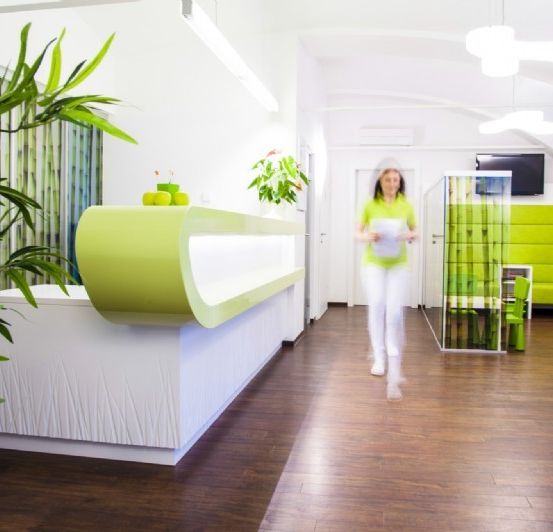 Bild enthält, Indoors, Interior Design, Floor, Flooring, Plant, Planter, Potted Plant, Table, Person, Reception