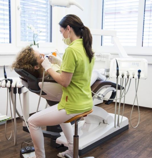 Bild enthält, Adult, Female, Person, Woman, Glove, Dentist, Indoors, Furniture, Head, Face