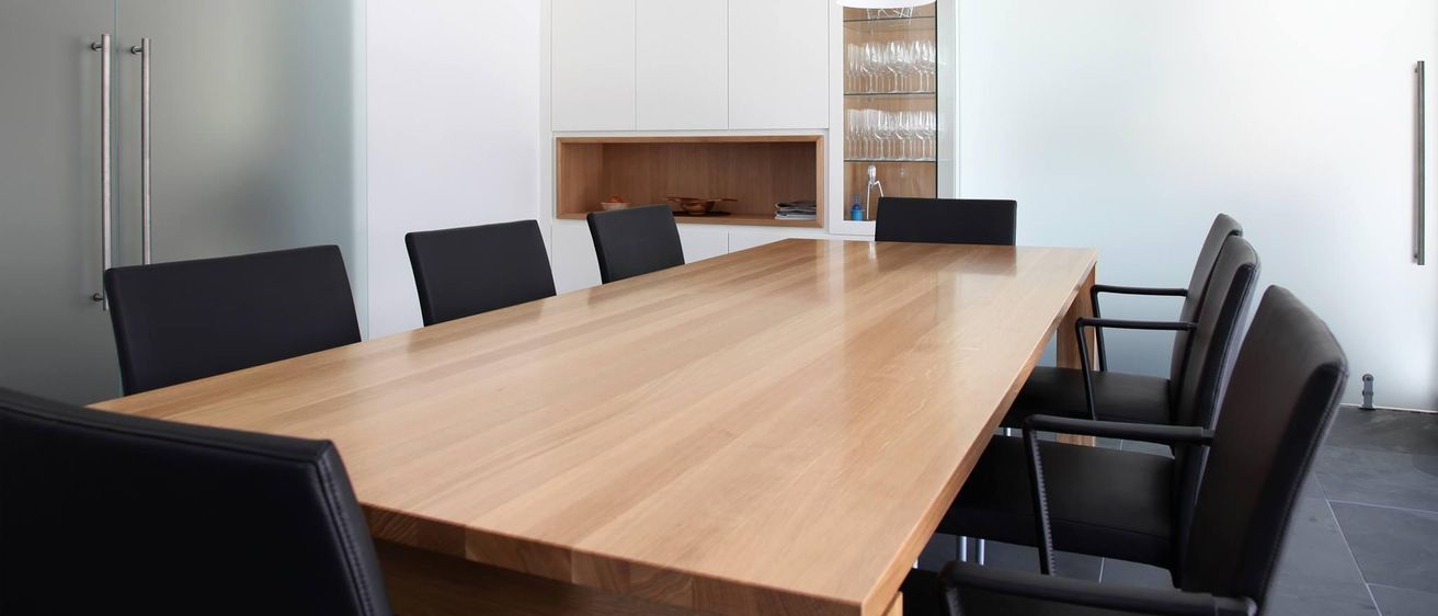 Bild enthält, Indoors, Furniture, Table, Tabletop, Interior Design, Meeting Room, Office, Room