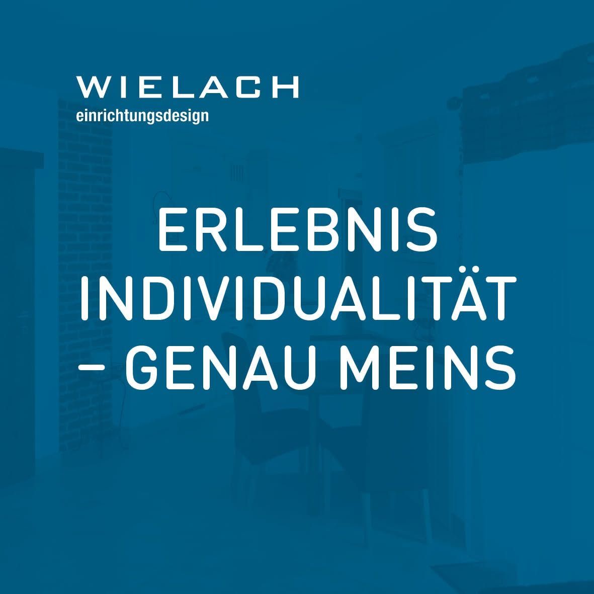 Ein blauer Hintergrund zeigt die Marke 'WIELACH' in weiß. Darunter steht 'ERLEBNIS INDIVIDUALITÄT - GENAU MEINS' in großen weißen Buchstaben und betont Individualität.