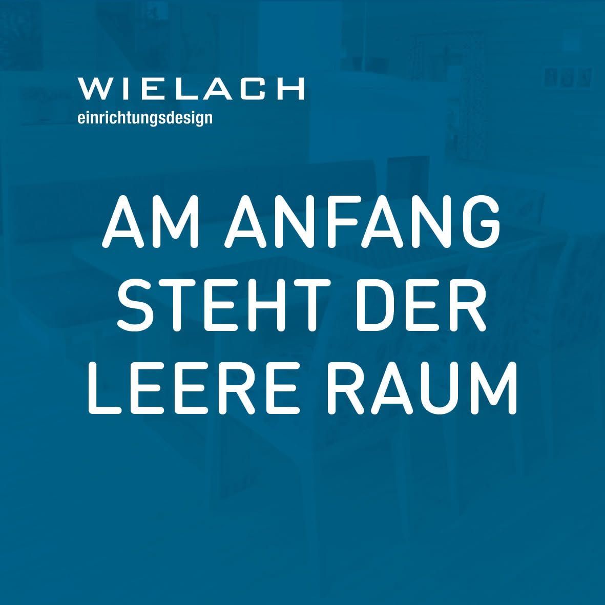 Ein blauer Hintergrund zeigt weißen Text. Es steht 'AM ANFANG STEHT DER LEERE RAUM', mit 'WIE LAC' darüber in kleinerer Schrift. Der Text suggeriert den Anfang eines leeren Raums.