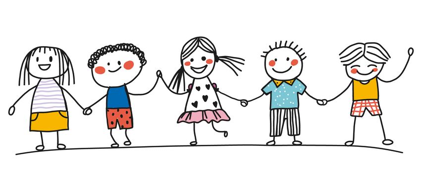 Drei Kinder, zwei Jungen und ein Mädchen, halten Händchen und lächeln. Der Junge links trägt ein blaues T-Shirt und rote Shorts, das Mädchen trägt einen pinken Rock und ein weißes Oberteil mit Herzen, und der Junge rechts trägt ein blaues T-Shirt mit Punkten.