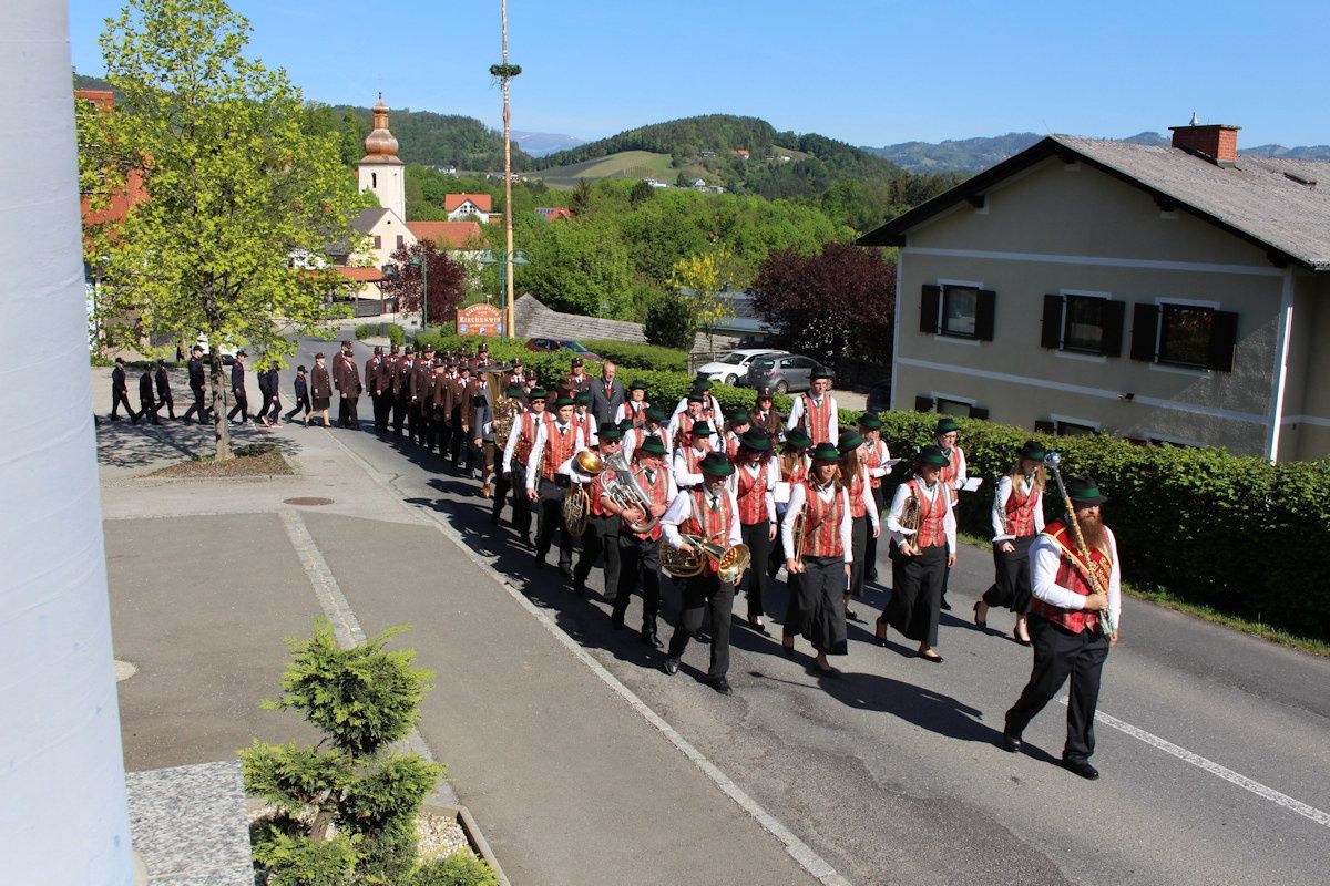 Angeführt vom Musikverein Sankt Bartholomä marschierten die Kameradinnen und Kameraden unserer örtlichen Feuerwehr zur Pfarrkirche. 