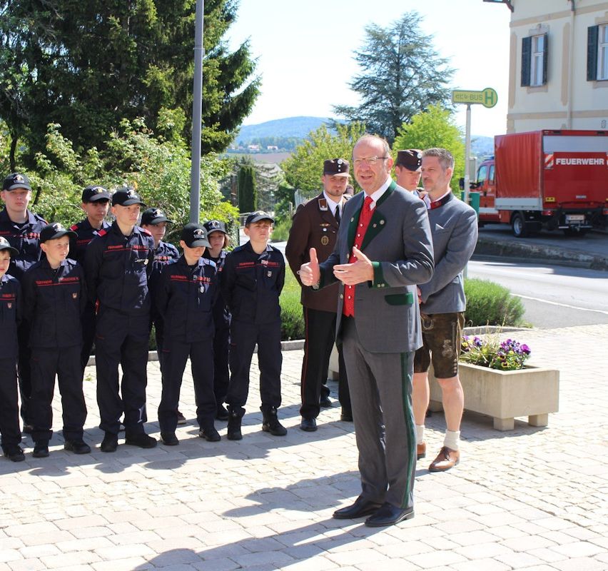 Bgm. Josef Birnstingl bedankte sich für die Einsatzbereitschaft der Feuerwehrleute. Gerade der fürchterliche Waldbrand in Rein hat die Notwendigkeit und Wichtigkeit unserer Feuerwehren aufgezeigt. 