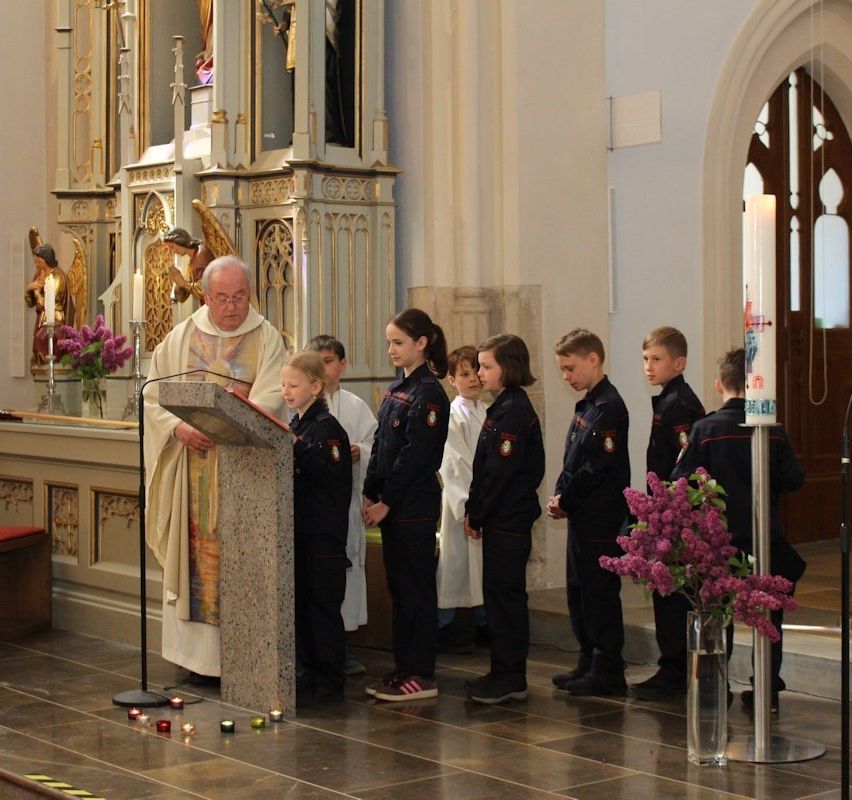 P. Paulus Kamper zelebrierte die Florianimesse, die Feuerwehrjugend sprach die Fürbitten. 