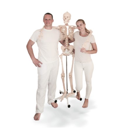 Bild enthält, Adult, Male, Man, Person, Female, Woman, Skeleton, Head, Face, Hanukkah Menorah