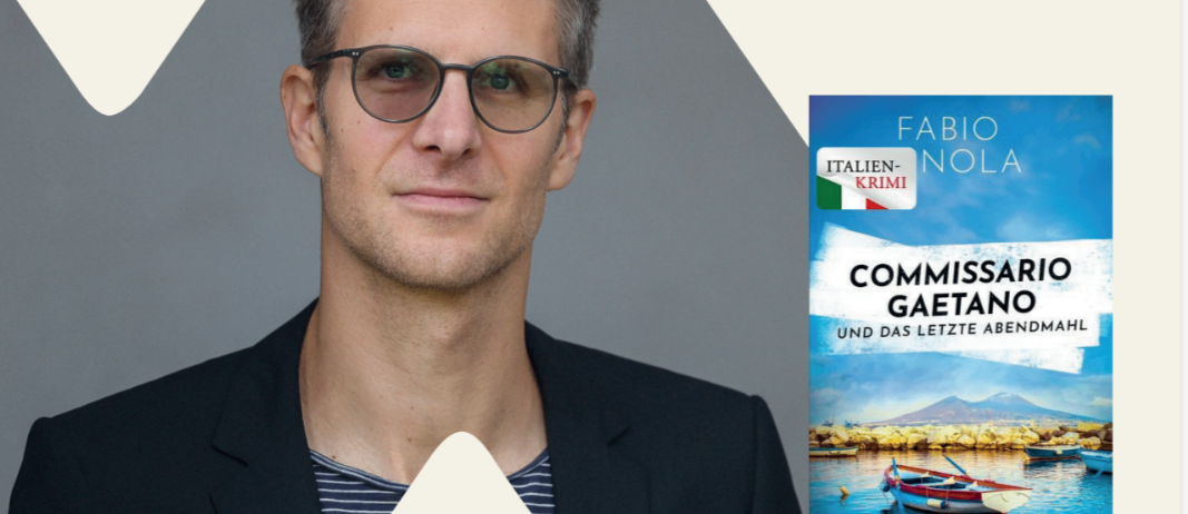 Ein Mann in Anzug und Brille steht neben einem Buch mit dem Titel 'Commissario Gaetano und das letzte Abendmahl'. Das Bild hat einen grauen Hintergrund mit einem weißen Dreieck und dem Text 'Lesung mit Fabio Nola'. Das Datum und die Uhrzeit der Veranstaltung sind ebenfalls angezeigt.