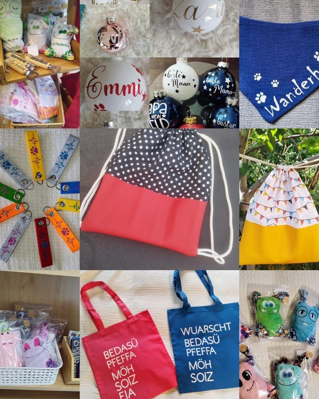 Eine Collage verschiedener Artikel: personalisierte Ornamente, Taschen, Schlüsselanhänger und Spielzeug. Die Ornamente haben Namen wie Emmi und Mama. Taschen enthalten Designs mit Punkten und Text wie Wuarscht Bedasu Pfeffa.