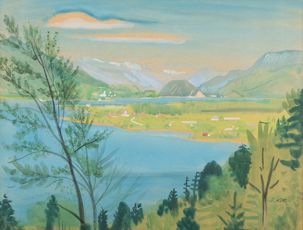 Eine Aquarellmalerei zeigt eine friedliche Landschaft mit einem ruhigen See, entfernten Bergen und üppigem Grün. Der Himmel ist teilweise bewölkt.