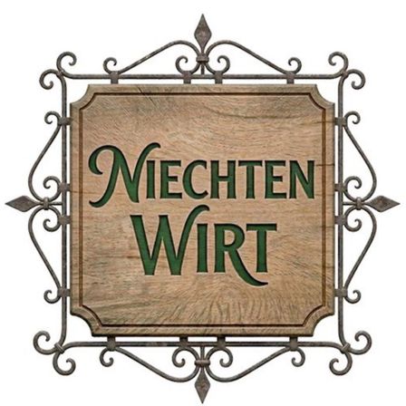 Ein Holzschild mit einem dekorativen Metallrahmen zeigt 'NIECHTEN WIRT' in grünen Buchstaben. Das Schild ist auf einem weißen Hintergrund montiert.