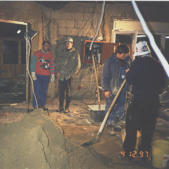 Bild enthält, Pants, Adult, Male, Man, Person, Face, Head, Shovel, Indoors