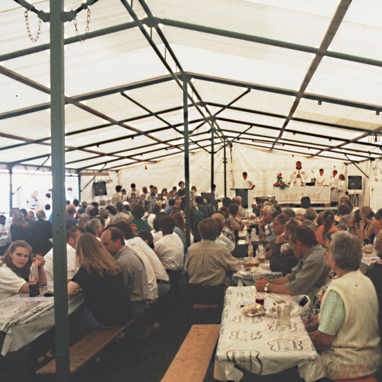 Bild enthält, Indoors, Restaurant, Food Court, Cafeteria, Adult, Female, Person, Woman, Male, Man