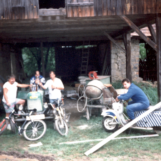 Bild enthält, Outdoors, Shelter, Spoke, Adult, Male, Man, Person, Wheel, Bicycle, Motorcycle