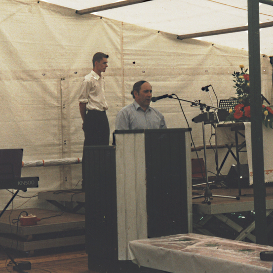 Bild enthält, Crowd, Person, Microphone, Adult, Male, Man, Audience, Speech, Face, Tripod