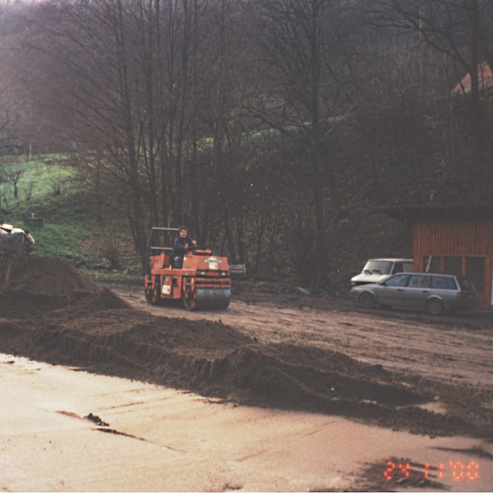 Bild enthält, Car, Vehicle, Person, Machine, Wheel, Bulldozer, Tank