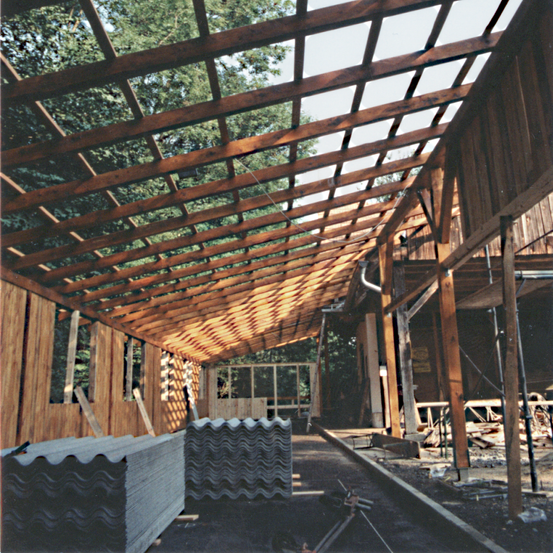 Bild enthält, Building, House, Housing, Porch, Patio, Pergola, Wood, Lumber, Person