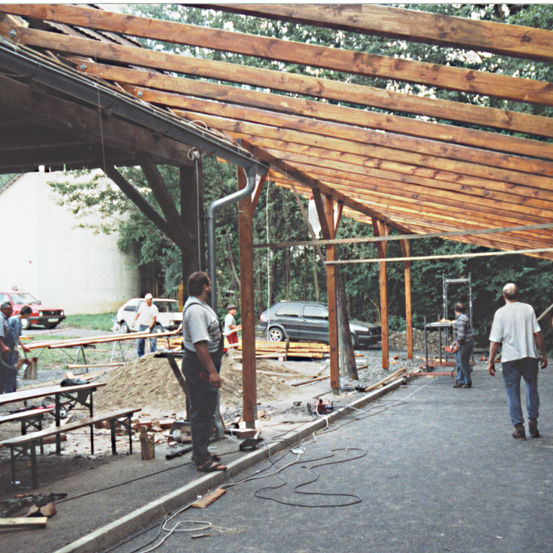 Bild enthält, House, Housing, Porch, Patio, Pergola, Wood, Person, Shoe, Car, Jeans