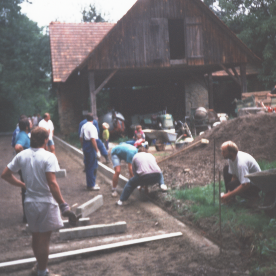 Bild enthält, Shorts, Adult, Male, Man, Person, Garden, Nature, Outdoors, Soil, Housing
