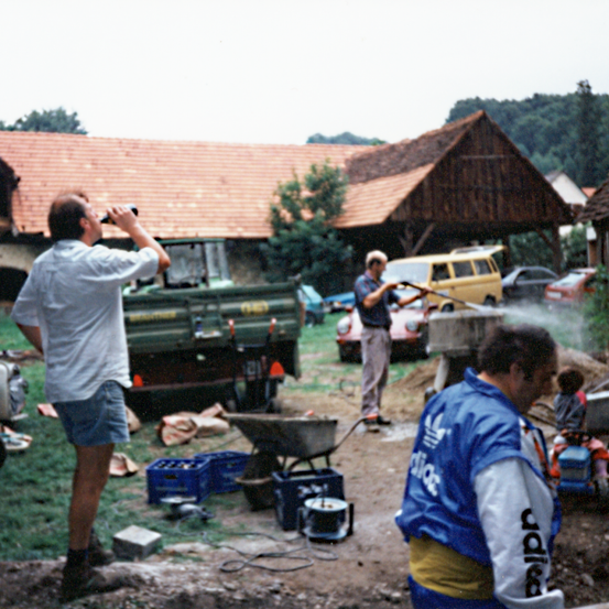 Bild enthält, Outdoors, Shelter, Adult, Male, Man, Person, Boy, Child, Nature, Countryside