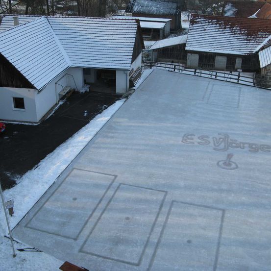 Bild enthält, Architecture, Building, Housing, Outdoors, House, Roof, Car, Vehicle