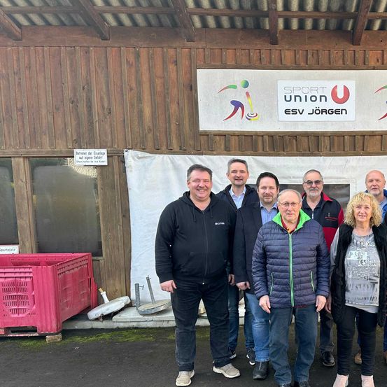 Bild enthält, Pants, Groupshot, Person, People, Jeans, Adult, Male, Man, Bicycle, Coat