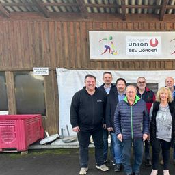 Bild enthält, Pants, Groupshot, Person, People, Jeans, Adult, Male, Man, Bicycle, Coat