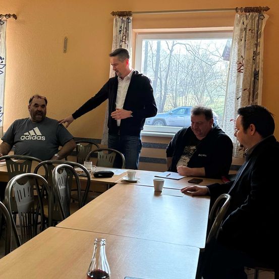 Bild enthält, People, Person, Adult, Male, Man, Crowd, Female, Woman, Indoors, Shoe