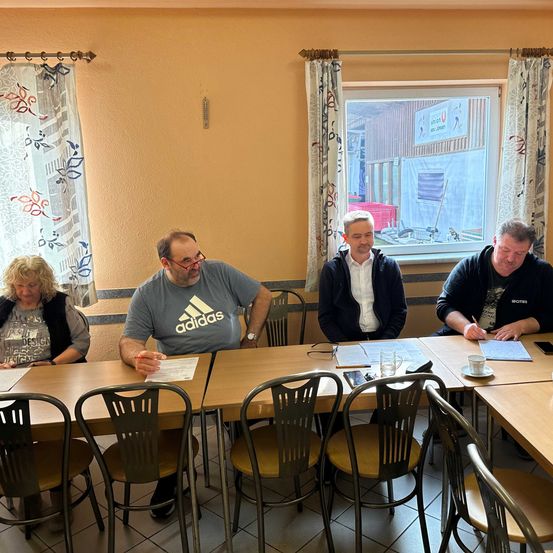 Bild enthält, People, Person, Adult, Male, Man, Mobile Phone, Table, Child, Female, Girl