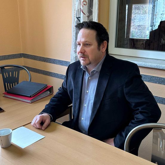 Bild enthält, Executive, Person, Mobile Phone, Phone, Adult, Male, Man, Head, Face