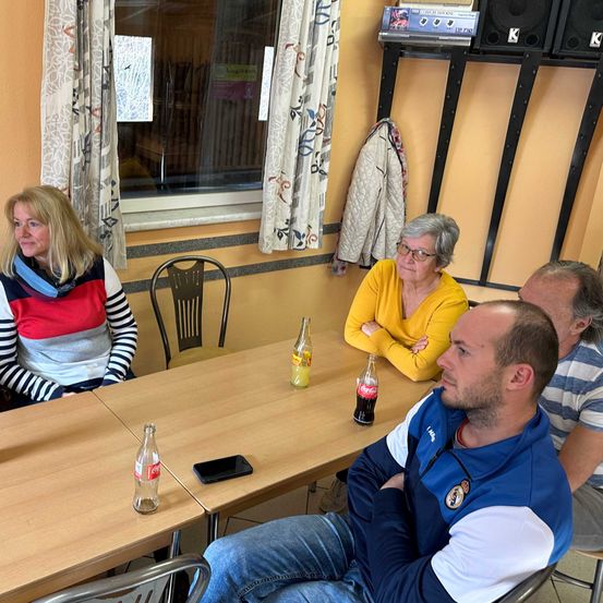 Bild enthält, Plywood, Wood, Adult, Male, Man, Person, Table, Speaker, Glasses, Restaurant