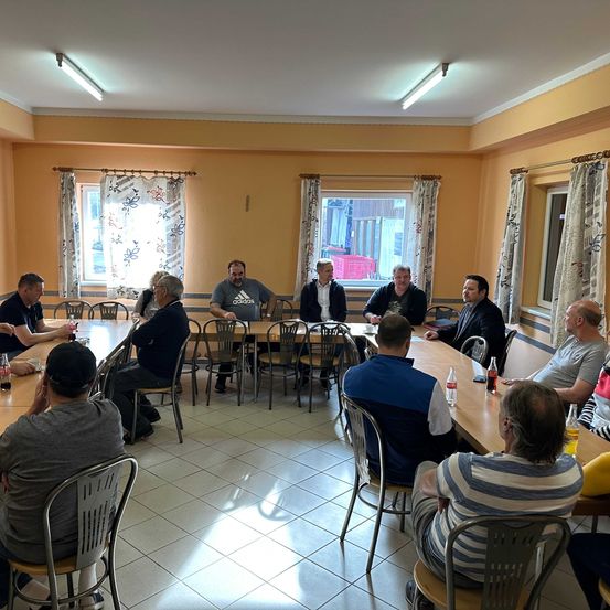 Bild enthält, Cafeteria, Indoors, Restaurant, Adult, Male, Man, Person, People, Cafe, Lamp