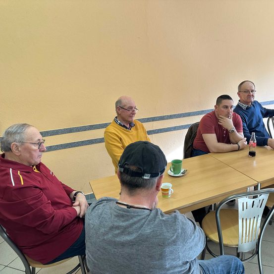 Bild enthält, People, Person, Adult, Male, Man, Cup, Glasses, Chair, Wristwatch, Crowd