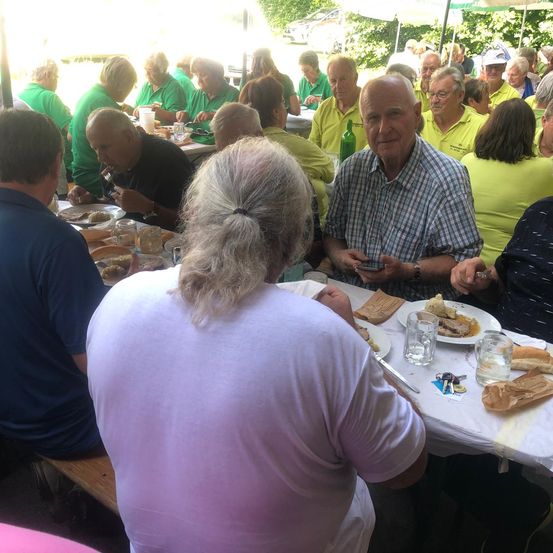 Bild enthält, Lunch, Dining Table, Table, Person, Portrait, People, Restaurant, Adult, Female, Woman