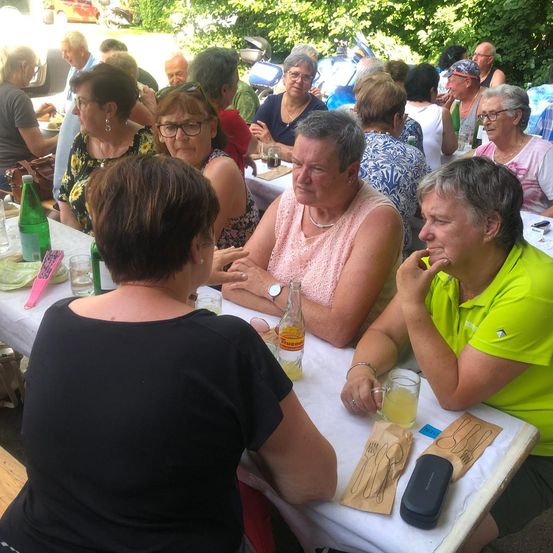 Bild enthält, Dining Table, Table, Lunch, Person, Portrait, Restaurant, Dining Room, Adult, Male, Man