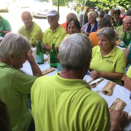 Bild enthält, People, Person, Adult, Female, Woman, Tree, Male, Man, Portrait, Beer