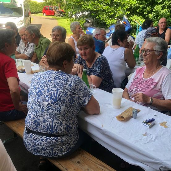 Bild enthält, Adult, Female, Person, Woman, Male, Man, Restaurant, People, Glasses, Car