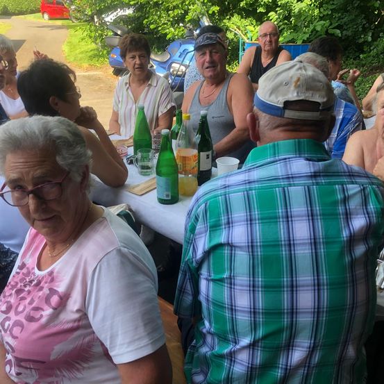 Bild enthält, Person, Photography, Portrait, Vegetation, Beer, Table, Shelter, Adult, Female, Woman