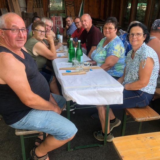 Bild enthält, Dining Table, Table, Dining Room, Person, Portrait, Restaurant, Adult, Male, Man, Plywood