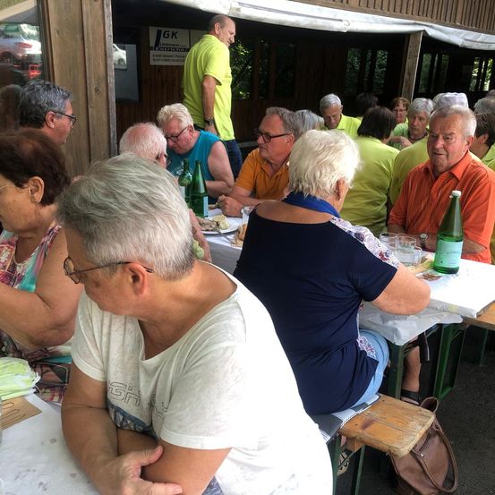 Bild enthält, Indoors, Restaurant, Person, Portrait, Dining Table, Table, Adult, Male, Man, Cafeteria