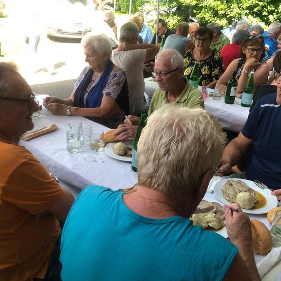 Bild enthält, Lunch, Table, Dining Table, Person, Portrait, Adult, Male, Man, Female, Woman