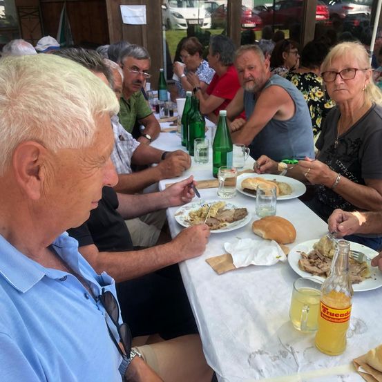 Bild enthält, Lunch, Meal, Brunch, Restaurant, Dining Table, Table, Adult, Female, Person, Woman